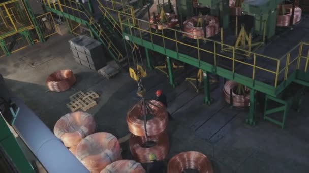 Uma grande meada de cobre é movida usando um guindaste — Vídeo de Stock
