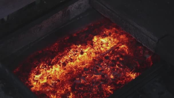 炉への自動銅供給ライン。炉内の銅の溶解、炉内の銅の溶融プロセス. — ストック動画