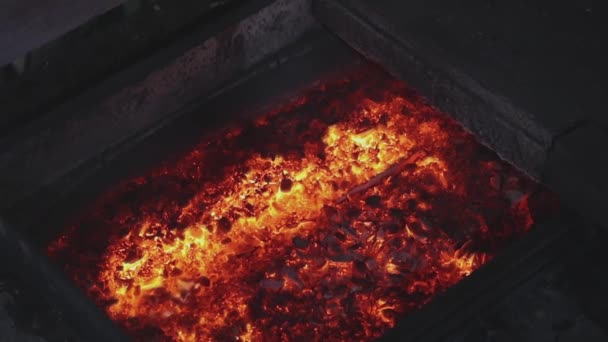 Línea de alimentación de cobre automatizada al horno. La fusión de cobre en el horno, el proceso de fusión de cobre en el horno. — Vídeo de stock