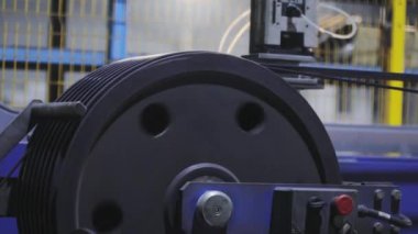 Yakından çalışma mekanizması, fabrikadaki parıltının dönüşü. Kablo üretimi