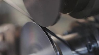 Kablo rehberi, fabrikada dönen mekanizma, kablo üretim tesisi.