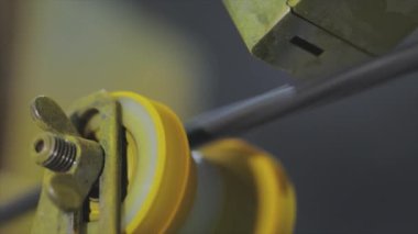 Kablo rehberi, fabrikada dönen mekanizma, kablo üretim tesisi.