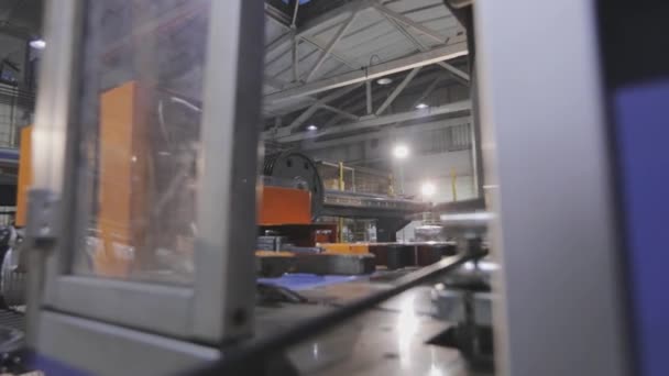 บรรจุภัณฑ์ผลิตภัณฑ์สายเคเบิลบรรจุภัณฑ์สายเคเบิลอัตโนมัติสายพานลําเลียงบรรจุภัณฑ์สายเคเบิล โรงงานผลิตสายเคเบิลที่ทันสมัย — วีดีโอสต็อก