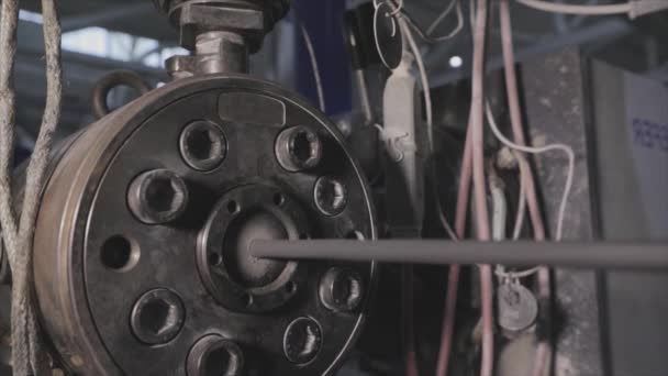 Processo automatico di isolamento del filo. Interni industriali in una fabbrica moderna — Video Stock