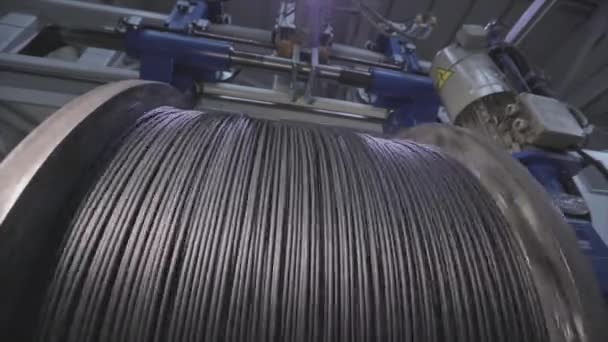 Kabelfabriek. Winding van de elektrische kabel naar de spoel in de productie. Kabelpdroductie. Sluitingsdatum — Stockvideo