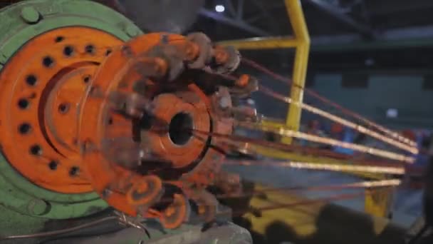 Blandning av koppartråd. Maskinen blandar koppartråd i en fabrik. Anläggning för tillverkning av kabeln. Närbild av en kopparkabel. — Stockvideo