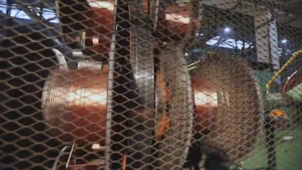 Závod na výrobu kabelů. Výroba kabelů, Spinning a large mechanism in a factory — Stock video