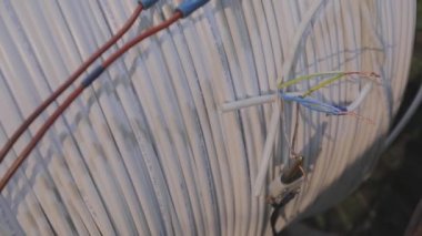 Bir fabrikada kablo kalitesini test etmek, kablo kalitesini kontrol etmek..