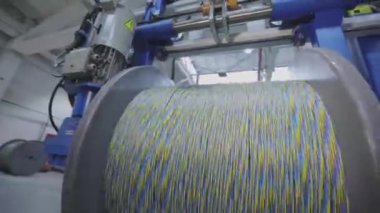 Kablolu yayın ile büyük bir makara. Kablolu yakın çekim ile dönen makara.