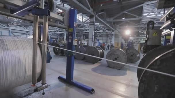 Interior industrial moderno, equipamento moderno na fábrica. Fábrica de cabos — Vídeo de Stock