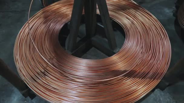 Cable de cobre, una bobina de cable de cobre. Fabricación de cables de cobre — Vídeos de Stock