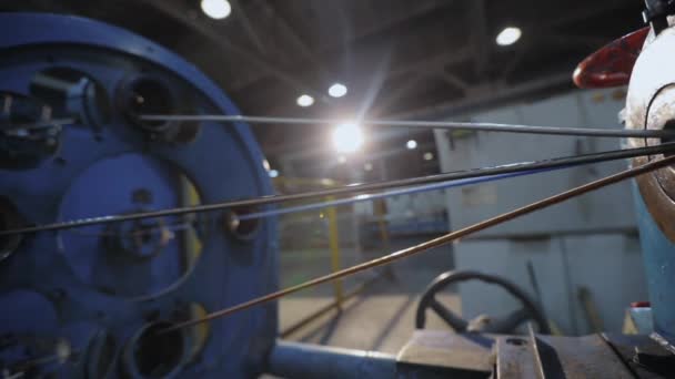 Κοντινό πλεξιγκλάς καλωδίων, διαδικασία κατασκευής καλωδίων σε ένα σύγχρονο εργοστάσιο — Αρχείο Βίντεο