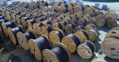 Kablolu bir sürü makarası var. Kabloyla makaraların üzerinden uçmak. Kablo fabrikası
