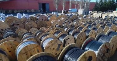 Kablolu bir sürü makarası var. Kabloyla makaraların üzerinden uçmak. Kablo fabrikası