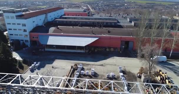 Duży, fabryczny widok z lotu ptaka, na zewnątrz dużej fabryki. Widok z góry rośliny — Wideo stockowe