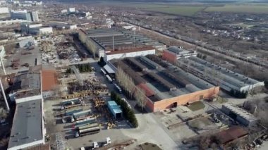 Büyük bir fabrikanın havadan görünüşü. Fabrikanın endüstriyel dış cephesi