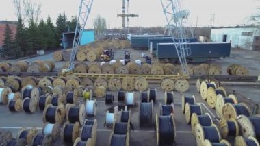 Kablolu bir sürü makarası var. Kabloyla makaraların üzerinden uçmak. Kablo fabrikası