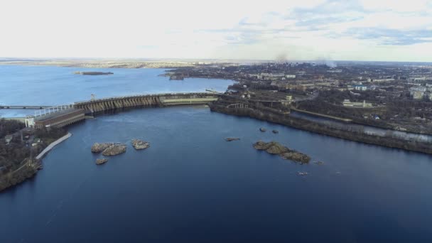 Wasserkraftwerk aus der Luft, Saporischja, Ukraine. Ein Damm in der Stadt Saporoschje. Großes Staudamm-Luftbild — Stockvideo