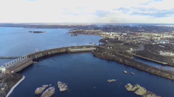 Ein Damm in der Stadt Saporoschje. Großes Staudamm-Luftbild. Wasserkraftwerk aus der Luft, Saporischja, Ukraine — Stockvideo