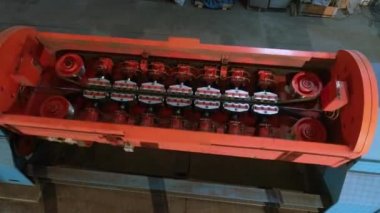 Fabrikadaki büyük mekanizmaların dönüşü, kabloların üretimi.