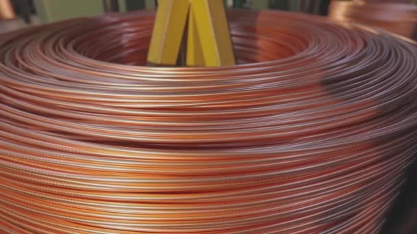 Primer plano de fabricación de cables de cobre. Cable de cobre, una bobina de cable de cobre. — Vídeos de Stock