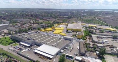 Modern bir fabrikaya yayılmış. Modern bir fabrikanın dışı. Modern fabrika hava görüntüsü