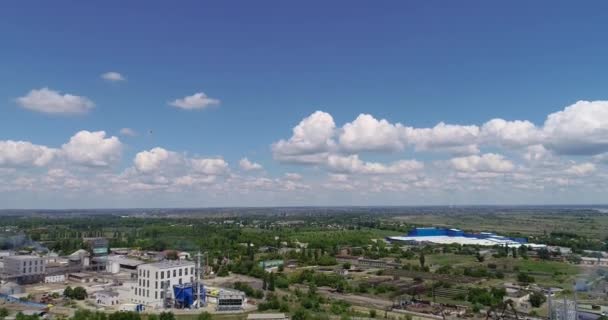 Edifício industrial moderno exterior com vista aérea, edifício industrial cinzento de cima — Vídeo de Stock