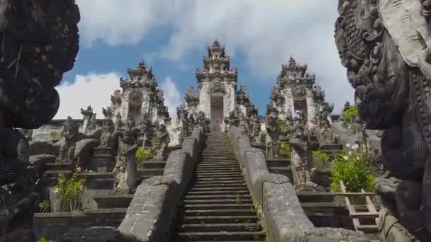 Templo en Bali. Antiguo templo en Bali. Una larga escalera al templo. Templo hindú en bali — Vídeo de stock