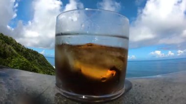 Tropikal kıyılara karşı kokteyl. Alkolik kokteyl, arka planda Bali 'nin güzel kıyıları.