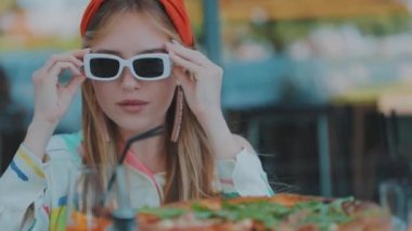 Kameraya poz veren gözlüklü genç bir kız. Kameraya poz veren güzel kız.