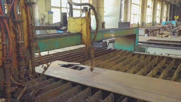 Corte de gás de trabalho. Corte de gás numa fábrica. Corte de espaços em branco de metal em uma máquina CNC — Vídeo de Stock