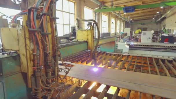 Lavorare il taglio del gas. Taglio del gas in una fabbrica. Taglio di sbozzi metallici su una macchina CNC — Video Stock