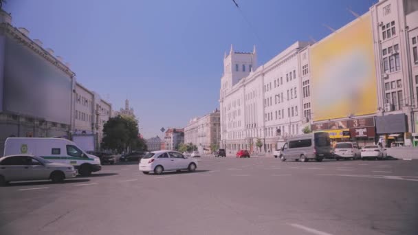 Ci sono un sacco di auto per strada. Strada con più traffico — Video Stock