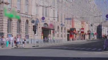 Arabaların gittiği yol. Şehirdeki arabalar. Yoğun şehir trafiği