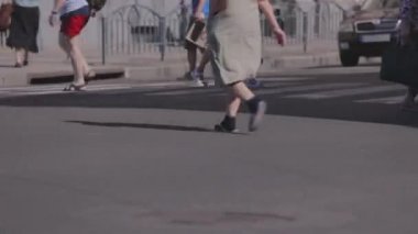 İnsanlar yaya geçidinde zaman aşımına uğrarlar. Yaya geçidi. Büyük şehir