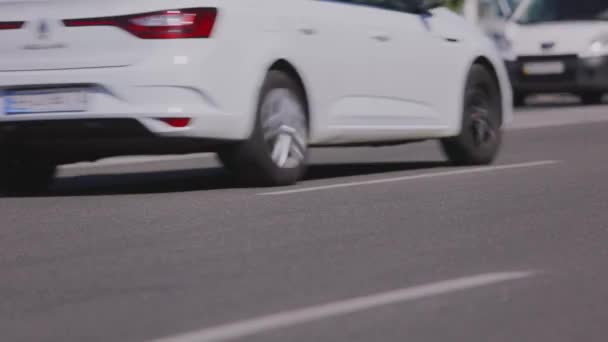 Coches en la ciudad. La carretera con los coches en marcha. Tráfico pesado de ciudades — Vídeo de stock