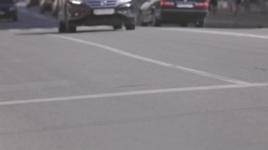 Yolda bir sürü araba var. Şehir trafiği. Şehir trafiği