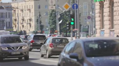 Trafik ışığı yeşili. Arabalar yol ayrımında. Metropoldeki kavşaklar