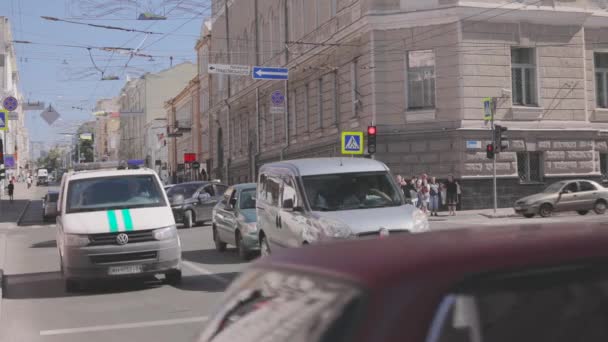 Autók állnak a kereszteződésnél egy közlekedési lámpával. Autók egy nagyvárosban — Stock videók