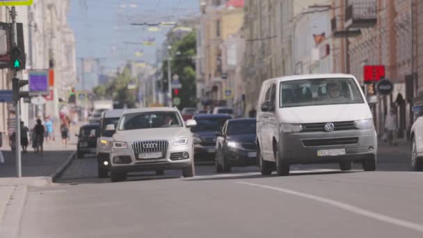 Υπάρχουν πολλά αυτοκίνητα στο δρόμο. Δημοτική κίνηση. Μητροπολιτική κυκλοφορία — Αρχείο Βίντεο