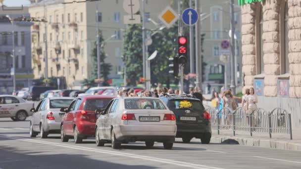 Auto 's staan op het kruispunt en wachten op het groene licht van het verkeerslicht. Drukke kruising — Stockvideo