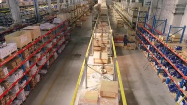 Modern bir depoda forklift işi. Geniş modern depo panoramik görünümü