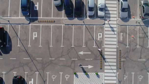 Parken in der Nähe des Ladens Blick von der Drohne. Viele Autos auf dem Parkplatz von oben — Stockvideo