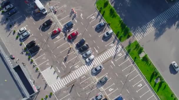 Se extiende sobre un estacionamiento con coches, estacionamiento cerca de una vista superior de la tienda — Vídeos de Stock