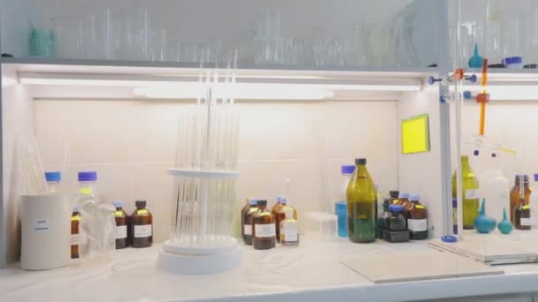 Laboratório de fábrica. Controlo de qualidade. Laboratório médico, laboratório de pesquisa. — Vídeo de Stock