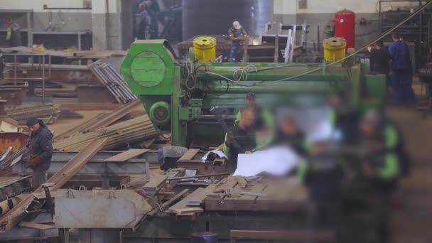 금속 건축 공장. 금속 구조물의 생산을 위해 공장에서 일하는 사람들 — 비디오