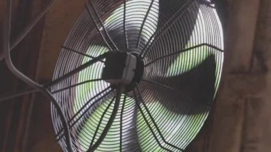 Endüstriyel vantilatörler yakın plan. Fabrikada yakın plan bir hava sirkülasyon sistemi. Bir fabrikada büyük yelpaze rotasyonu