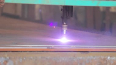Metal bir levhayı CNC kesme makinesiyle kesmek. Cnc gaz keserek metal bir levhayı kesiyor.