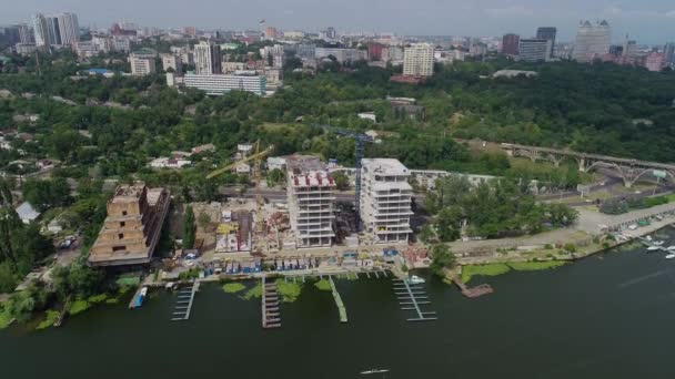 住宅団地の航空ビューの建設。住宅団地の建設現場の上に広がる — ストック動画