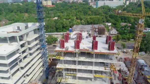 Edificio vista aérea de construcción. Se extiende sobre el sitio de construcción — Vídeo de stock